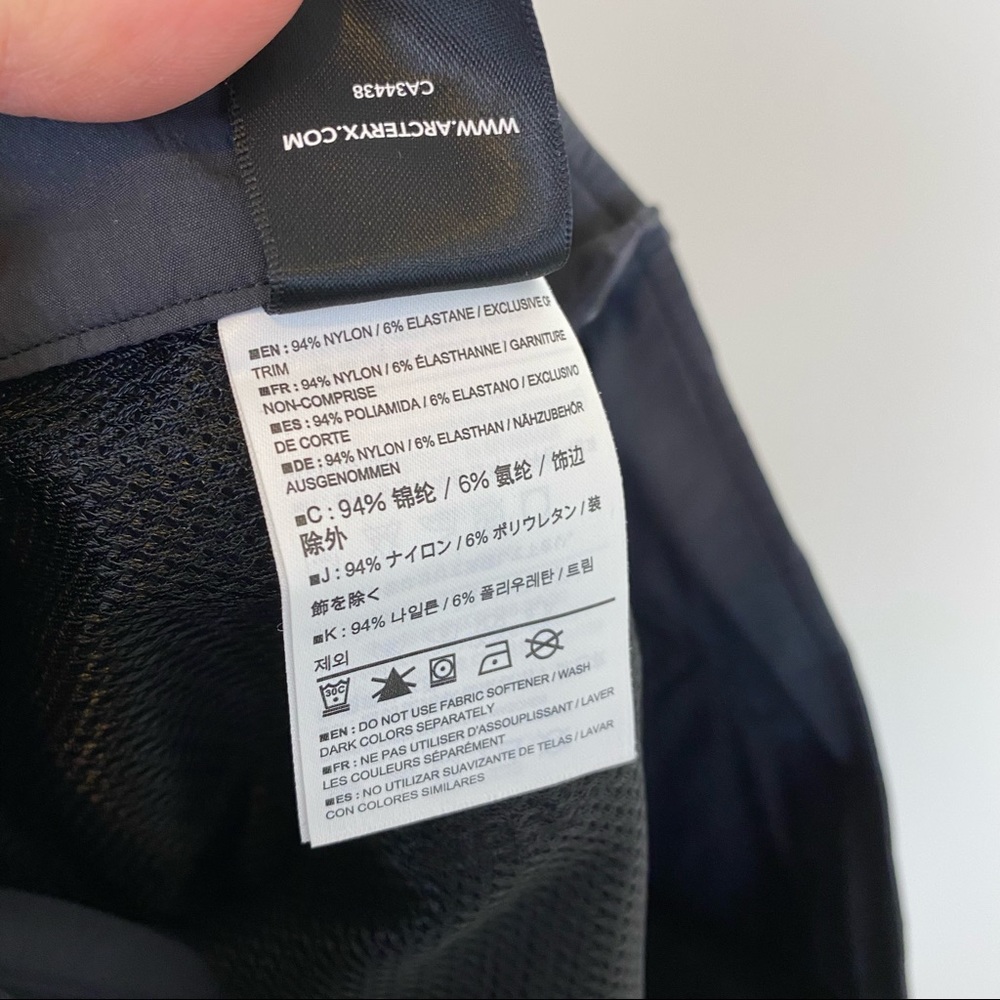 Arc'teryx Women's Cargo Shorts - Dark Blue - Picture 6 of 8
